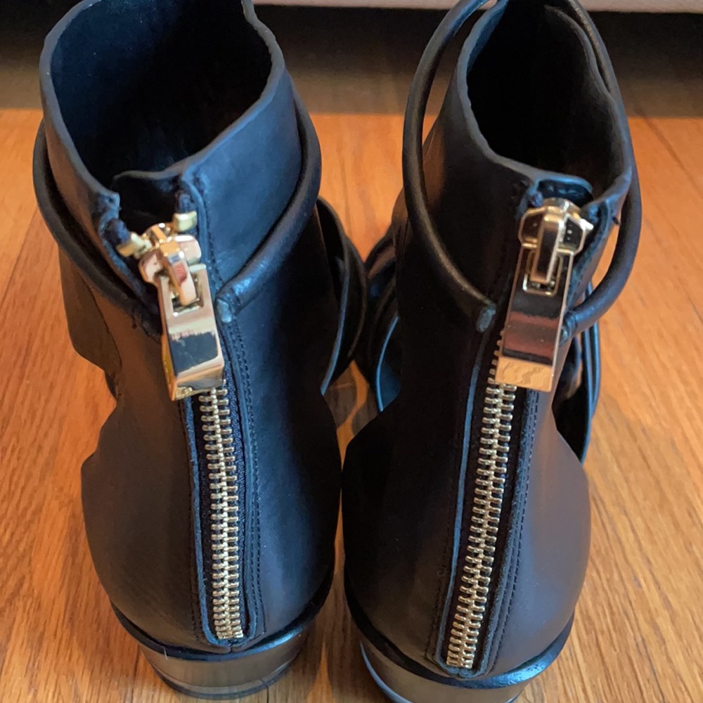 Elegant Black Sandals - Picture 4 of 6